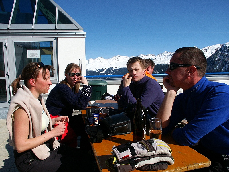 Austria, narty 007.jpg - Tym razem było nas tylko sześcioro. Aga, tęskniący za Julią Marek, Joasia, Tomek oraz, niewidoczni na zdjęciu, Gryk z Filipem. Filip tym razem również miał przypięte do nóg dwie deski.